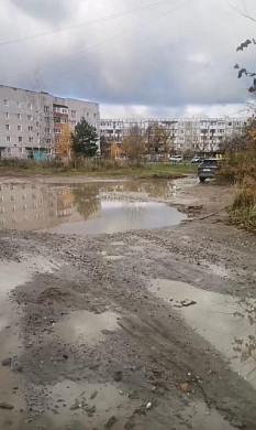 Жители дома на проспекте Строителей 5 лет бьются с провалами на дороге